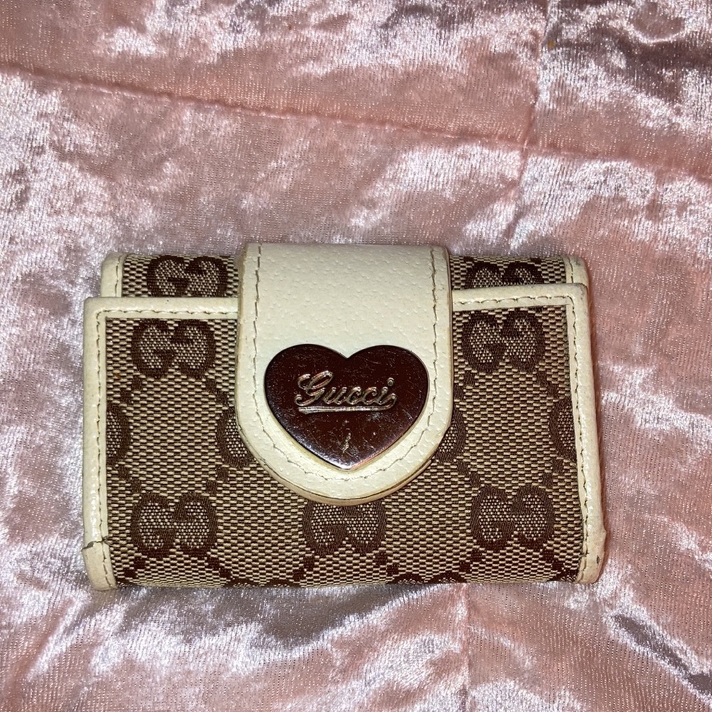 Super cute and classy vintage Gucci key and 1 card wallet!
